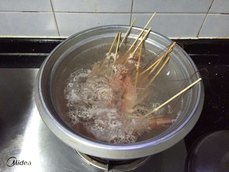 鲜虾手握寿司,把水烧开以后放虾煮2分钟，记得下盐杀菌。