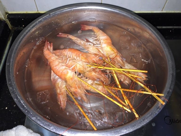 鲜虾手握寿司,虾煮熟马上放进冰水，一热一冷，虾肉就有弹性了。吃的时候有没有口感，取决于这步。