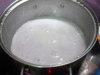 香芋布丁,水开后倒入边煮边搅拌，确认布丁粉完全溶解后，关火