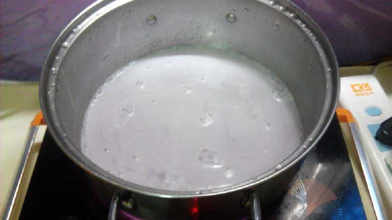 香芋布丁,水开后倒入边煮边搅拌，确认布丁粉完全溶解后，关火