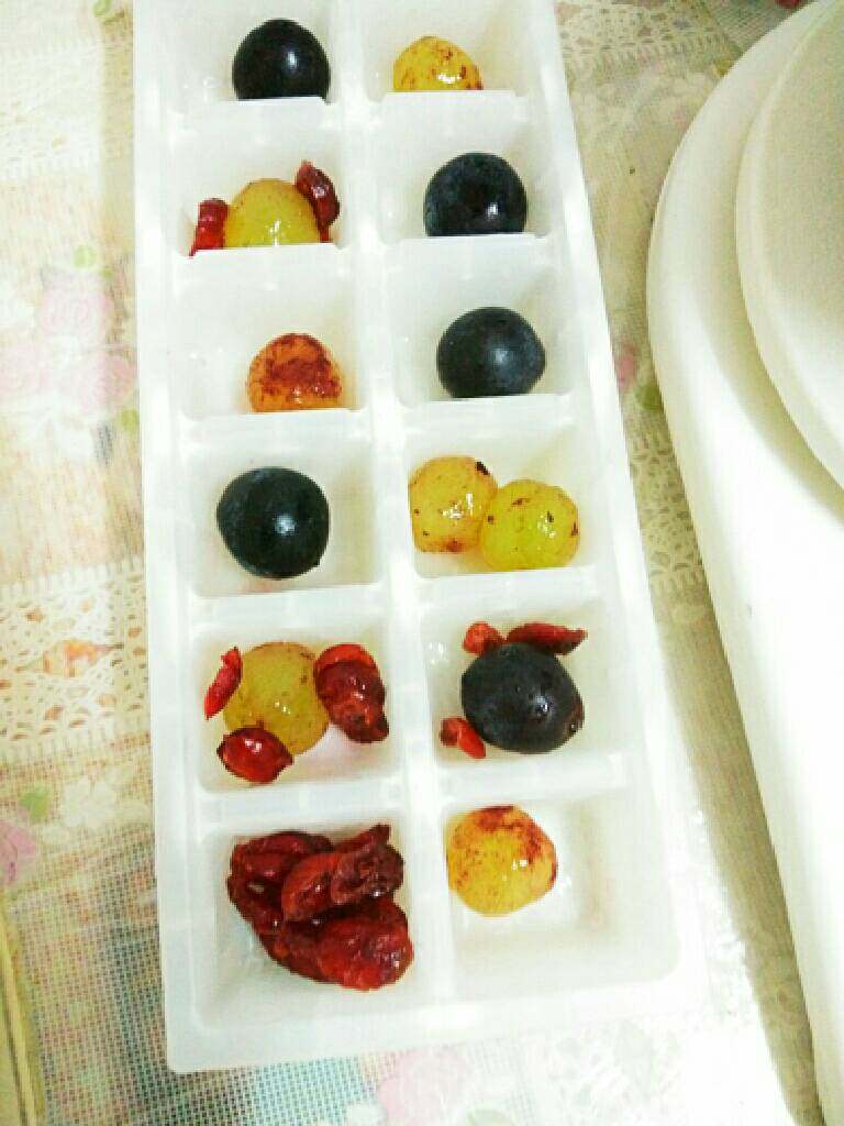 缤纷夏日水果冰,如图，把水果以及蔓越莓干放入冰块盒中