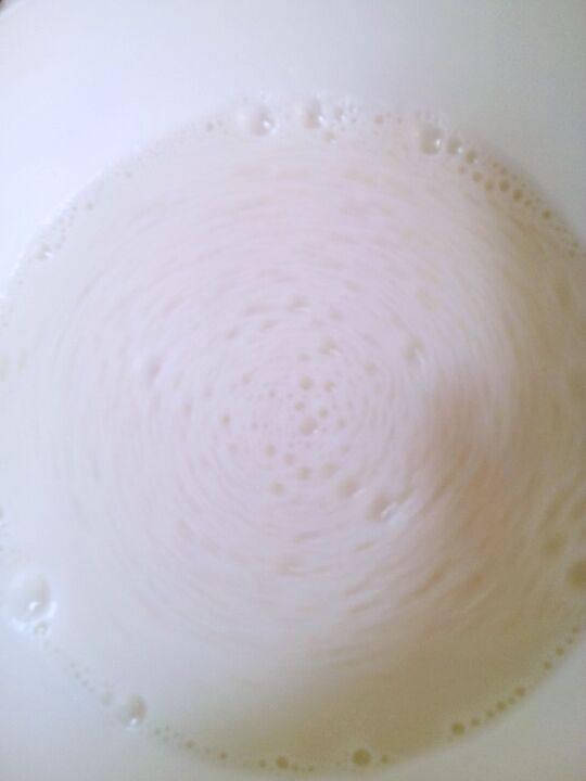 双皮奶,大碗中蛋清与牛奶拌匀后，过滤回奶锅。