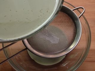抹茶布丁,用滤网过筛布丁液，使布丁更细滑