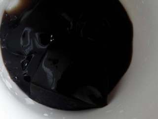 椰汁绿豆龟苓膏,准备一个杯子，倒入适量龟苓膏