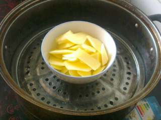 宝宝辅食(苹果米糊),如图放入蒸锅蒸约15分钟；