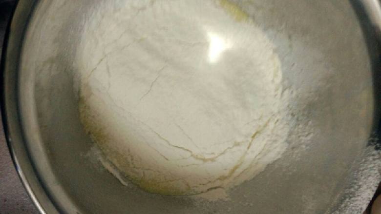 原味蛋糕卷,在筛入低筋粉