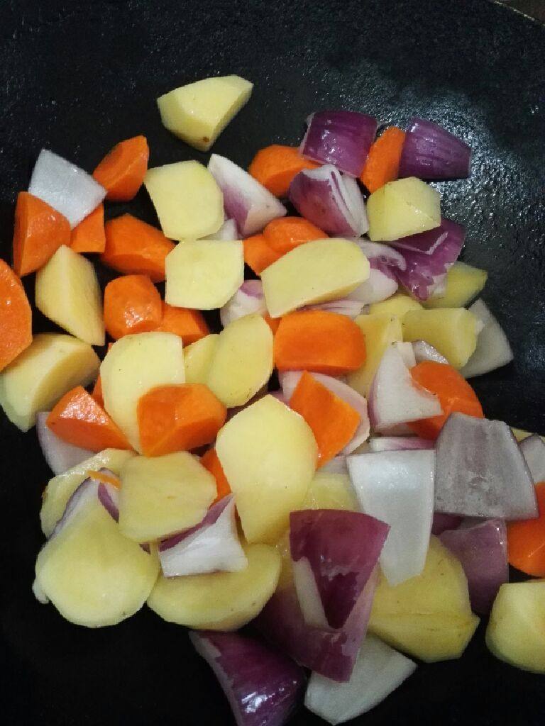 咖喱牛肉饭,锅加适量油，倒入土豆，胡萝卜，洋葱翻炒。