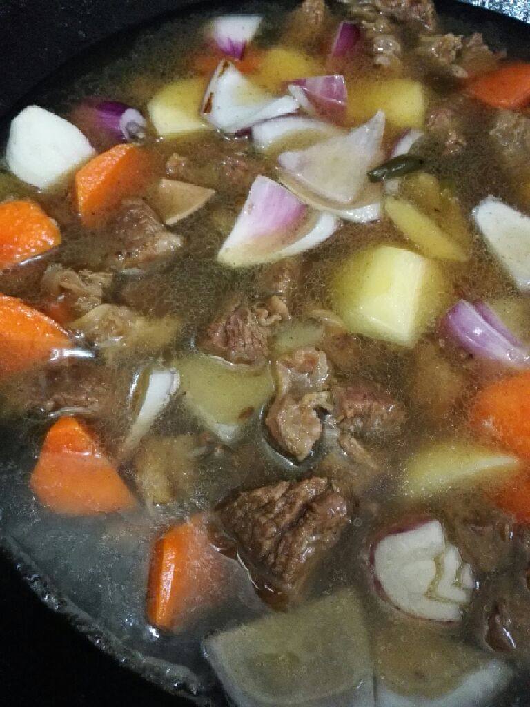 咖喱牛肉饭,然后把煮好牛肉连汤一起倒入锅中，煮至土豆8成熟。