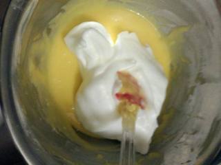 原味蛋糕卷,在弄三分之一打好的蛋清放入蛋黄中拌均匀