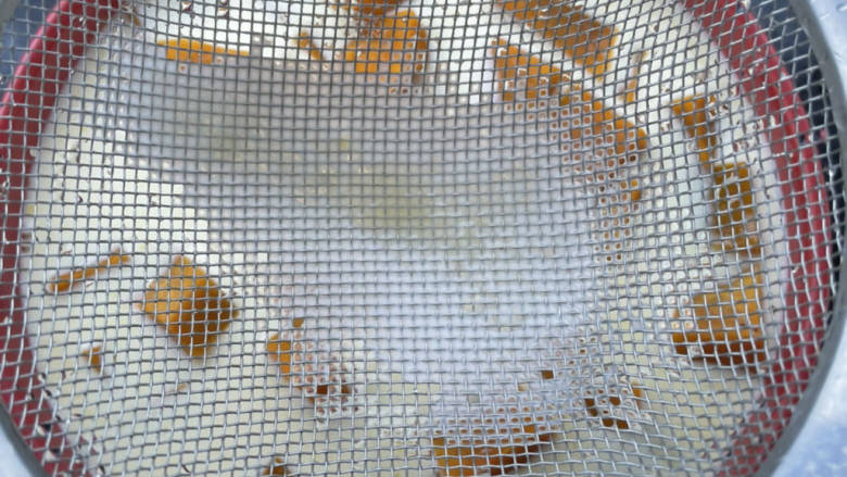 燕麦麸皮焗南瓜,蛋奶液过筛倒入蒸好的南瓜碗里。