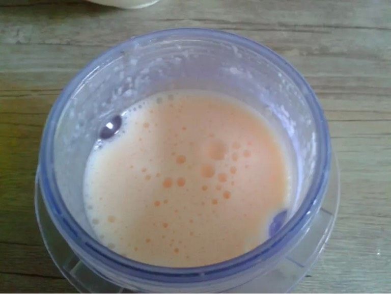 哈密瓜酸奶冰棍,如图打成浆。