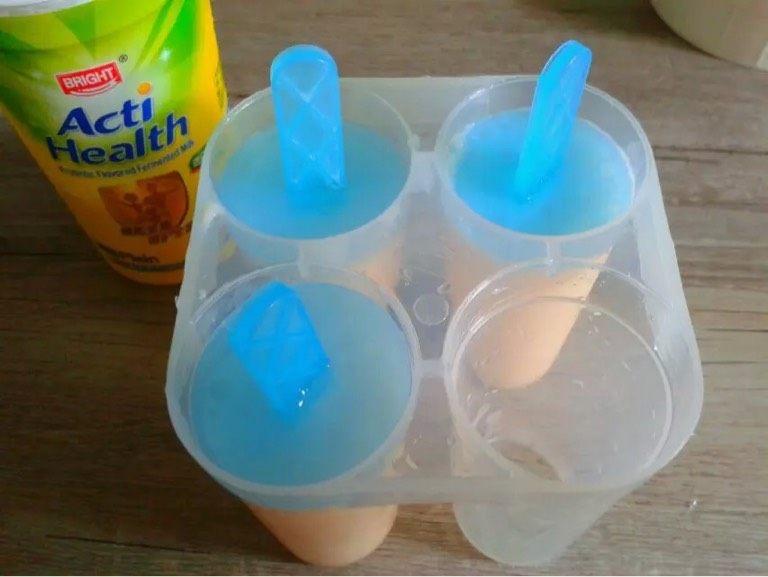 哈密瓜酸奶冰棍,如图。倒入模具。冷藏四小时左右即可。
