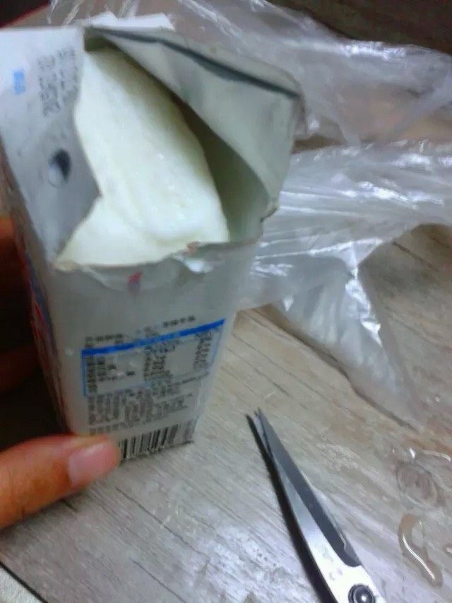 红豆冰牛奶,如图。用剪刀剪开。