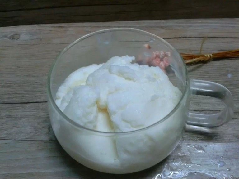 红豆冰牛奶,如图。压好的牛奶冰倒入杯子里