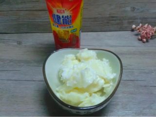 酸奶西瓜沙冰,如图。酸奶也是提前四个小时冷冻成型。然后拿出来