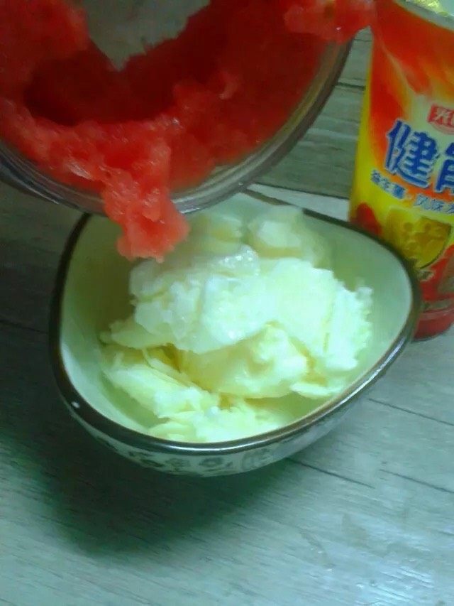 酸奶西瓜沙冰,如图。把打好西瓜沙冰放酸奶上面即可