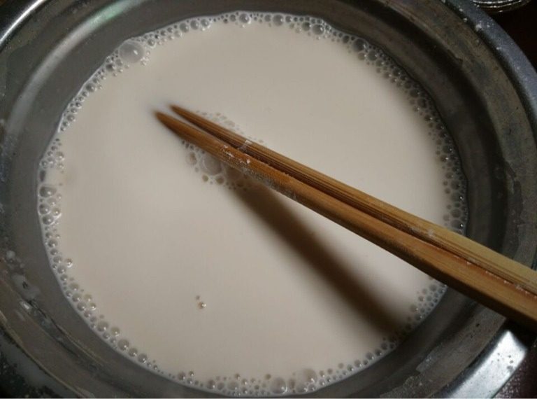 绿豆钵仔糕,如图等糖水凉后放入木薯粉搅拌均匀
