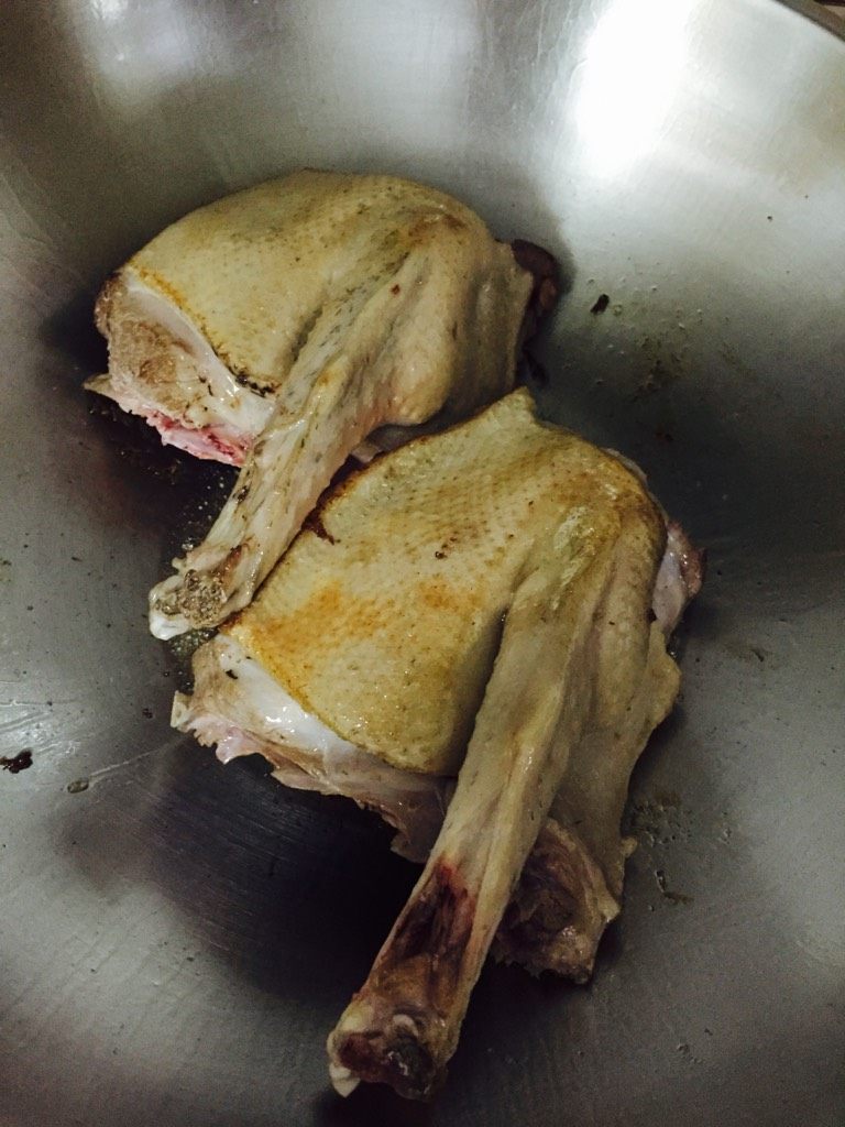 碌鹅（经典粤菜）,锅内倒入油，大火加热后放入鹅肉，表皮煎至金黄.捞出鹅