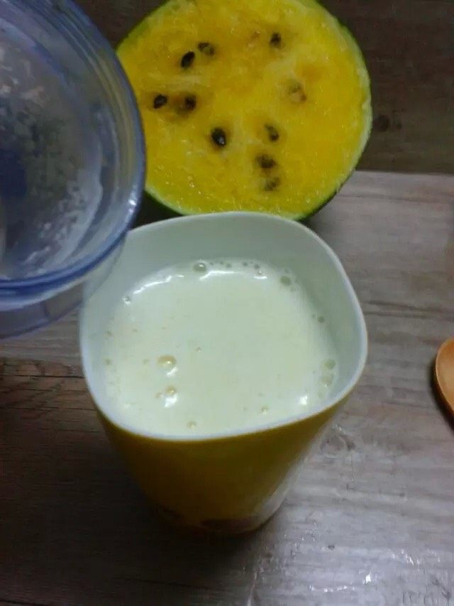 西米麒麟瓜奶昔,如图。打成水果奶昔倒入杯子。
