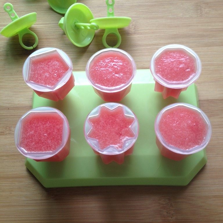 西瓜冰棍,把西瓜汁装进冰棍模具里