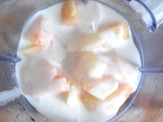 蜜桃酸奶冰棒,桃子去皮切成块，和酸奶一起放入料理机，再加入少许牛奶一起打碎