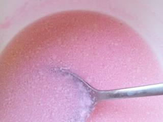 自制草莓果冻,不断搅合，将糖完全融化备用