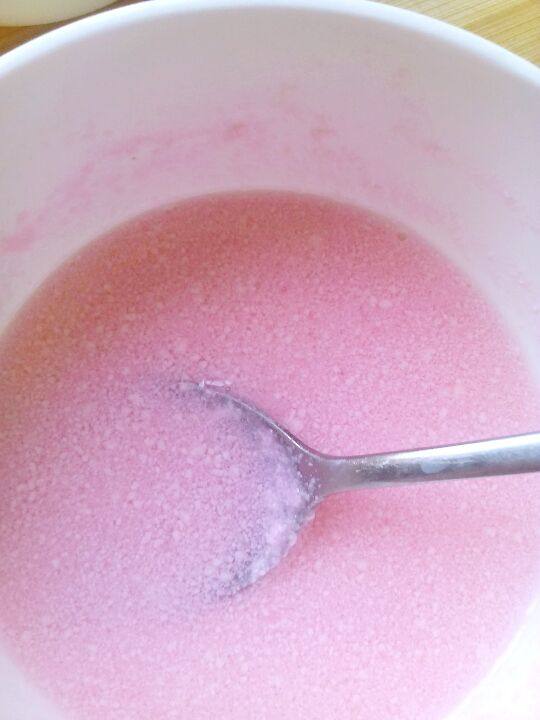 自制草莓果冻,不断搅合，将糖完全融化备用