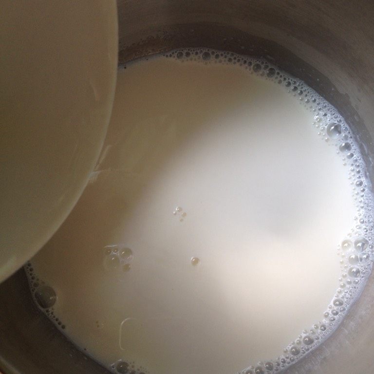 牛奶鸡蛋布丁,再把泡好的吉利丁粉倒入锅里搅拌均匀
