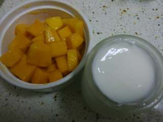 芒果酸奶昔,准备好芒果果肉和自制酸奶，留几块小果肉备用做装饰。