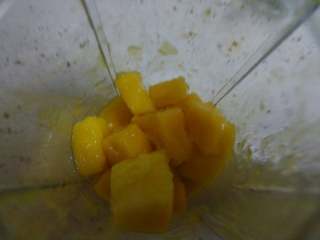芒果酸奶昔,将芒果放入料理机容器。