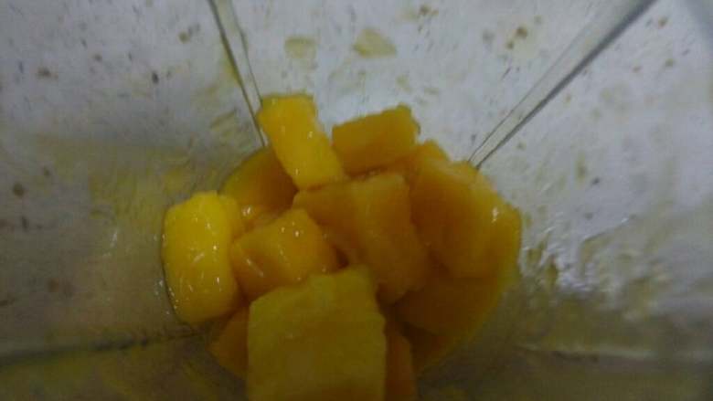 芒果酸奶昔,将芒果放入料理机容器。