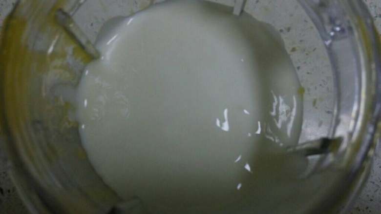 芒果酸奶昔,倒入酸奶。