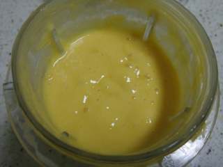 芒果酸奶昔,启动料理机，将芒果和酸奶混合均匀打成芒果酸奶泥。