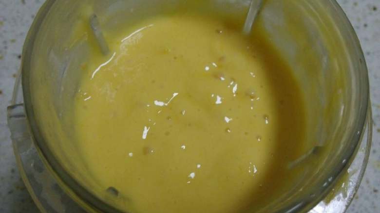 芒果酸奶昔,启动料理机，将芒果和酸奶混合均匀打成芒果酸奶泥。