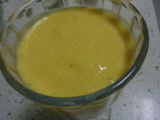 芒果酸奶昔,倒入准备好的玻璃杯。