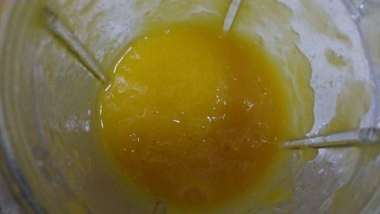 多芒小丸子,将 剩下的一半用来混合适量糖水用料理机打成芒果泥。