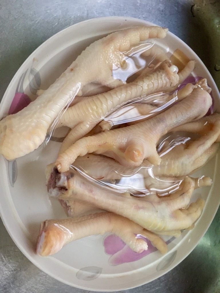 淡菜石螺焗鸡脚,如图