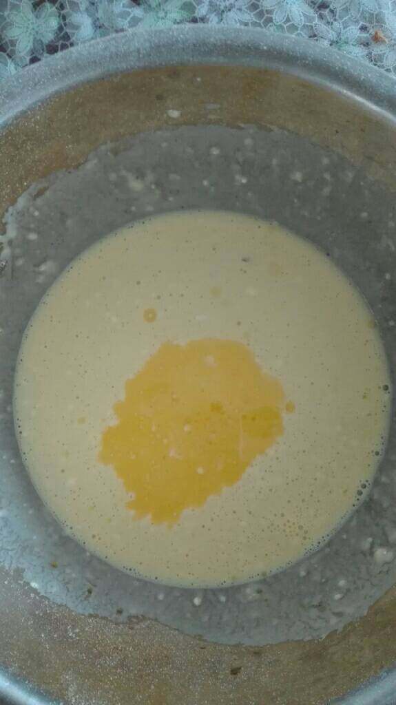 清凉甜品一一芒果班戟,筛入低粉拌匀。再放入隔水融化好的黄油，拌匀。调制好的糊，静置半小时。