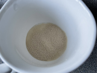 爆浆吐司,第二天，先把酵母混合一点牛奶，搅拌均匀。