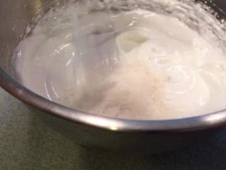 马卡龙,把筛好的杏仁粉和糖粉分三次加到蛋白霜里，用炒菜的手法搅拌均匀