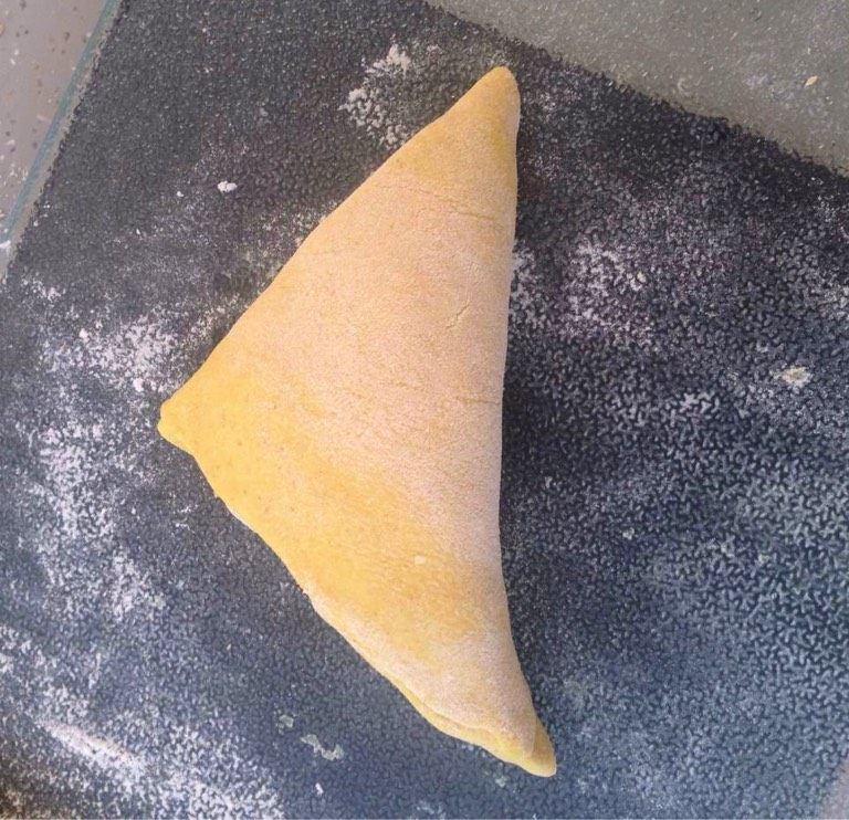黄金咖喱饺,如图折成三角装，两边捏一下防止馅料溢出