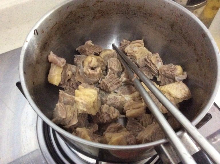 咖喱牛腩饭,煲开水加姜块 放入牛腩块 开盖出水 后晾干备用