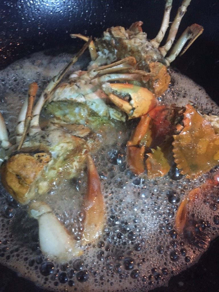 朱记虾蟹煲,蟹下锅炸至变色捞出备用，并把热油倒出，锅里留一些底油