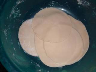 平底锅迷你披萨,然后擀面皮，用碗盖圆形。