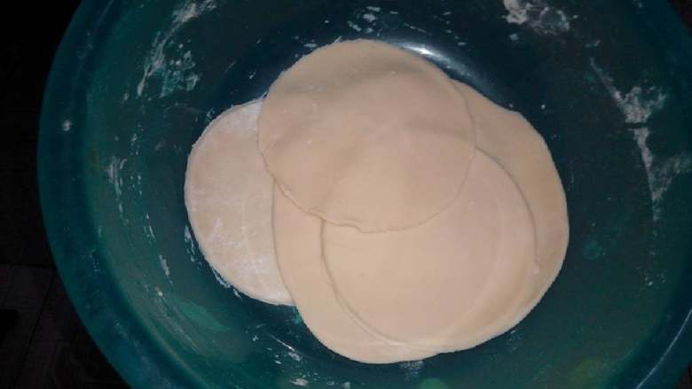 平底锅迷你披萨,然后擀面皮，用碗盖圆形。