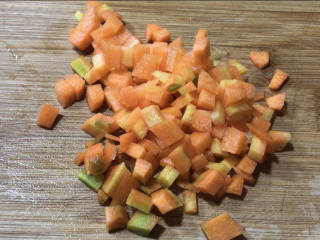 木耳芹菜杂粮粥,胡萝卜去皮洗净，切成小丁备用