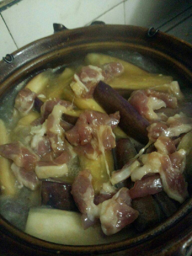 瘦肉茄子煲,在放入沙锅，把瘦肉放面上，加适量的水大火煲开在转小火