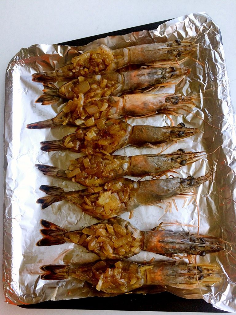 芝士焗大虾,炒熟的洋葱填入虾背