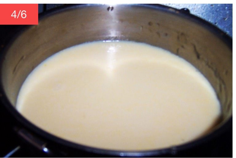 蛋奶布丁,把布丁液倒入锅中加热，至微沸