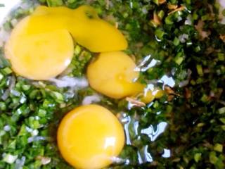 韭菜鸡蛋饼,将韭菜切碎，泡好的粉条切碎，加入洗好的海米打入三个鸡蛋，加入适量的油，拌匀备用。